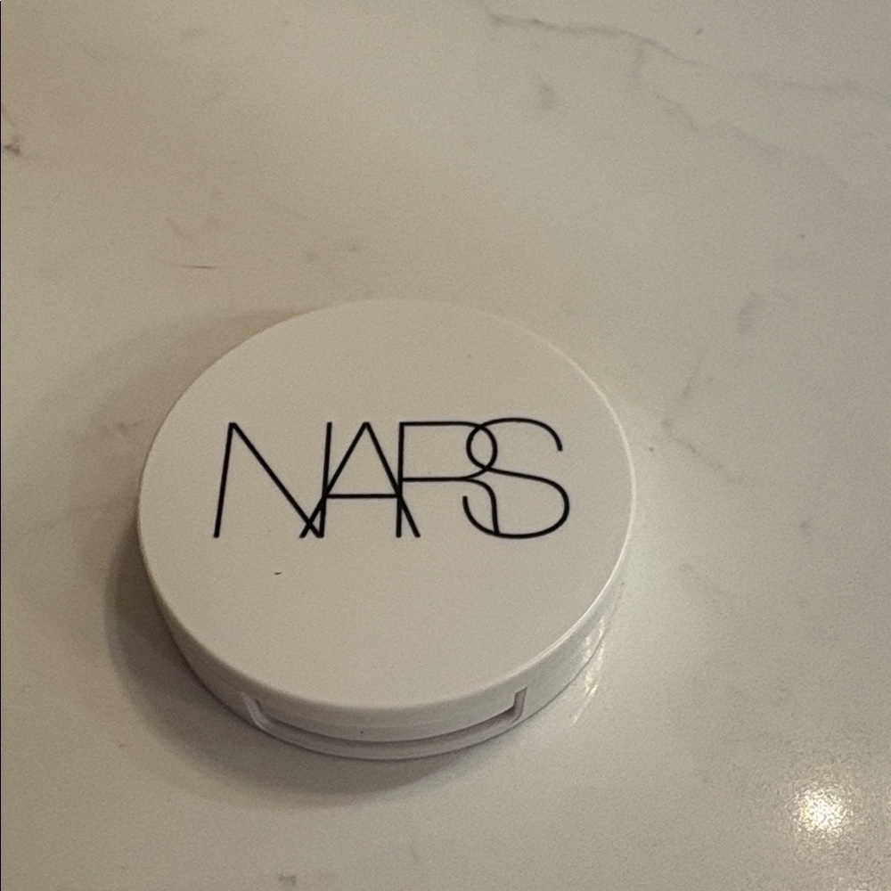 NARS Light Reflecting Luminizing Powder - Picture 2 of 3
